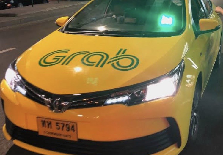 タイのカラフル色タクシー バンコクは日本車 高級車taxi人気